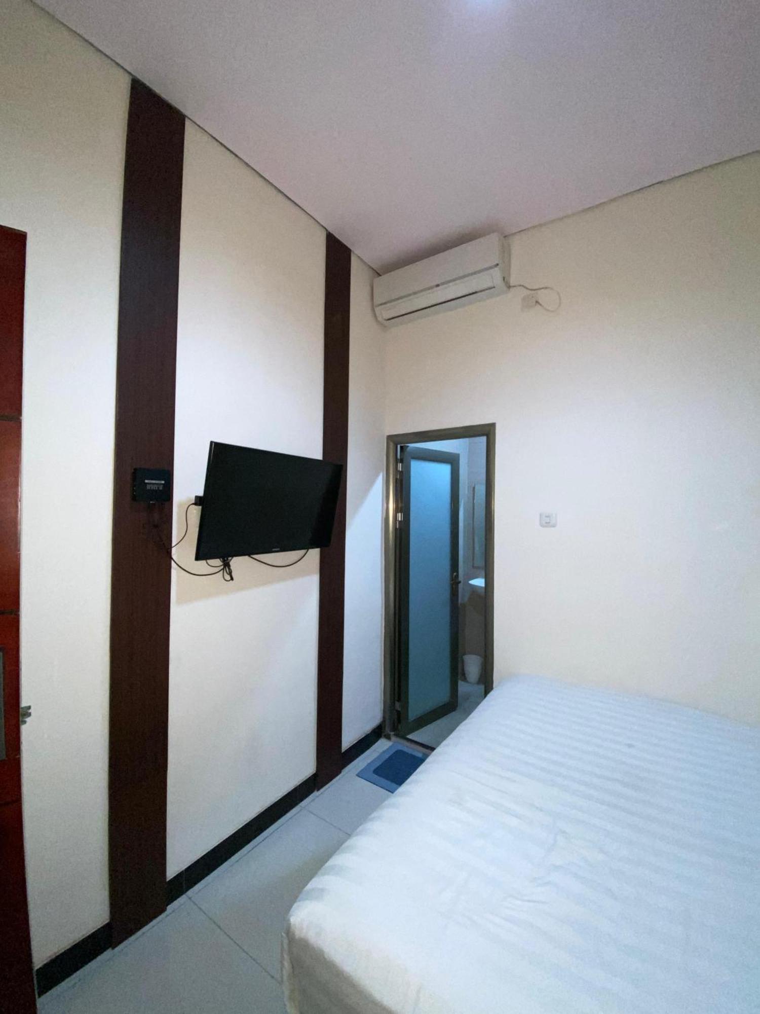 Dekost Madiun Hotell Exteriör bild