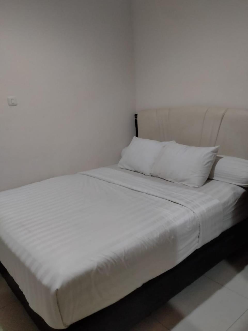 Dekost Madiun Hotell Exteriör bild