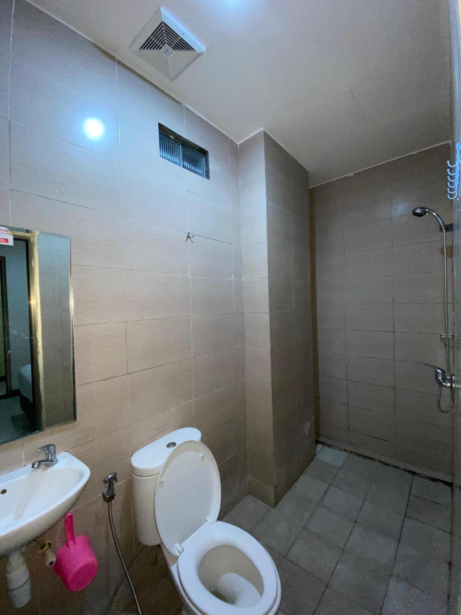Dekost Madiun Hotell Exteriör bild