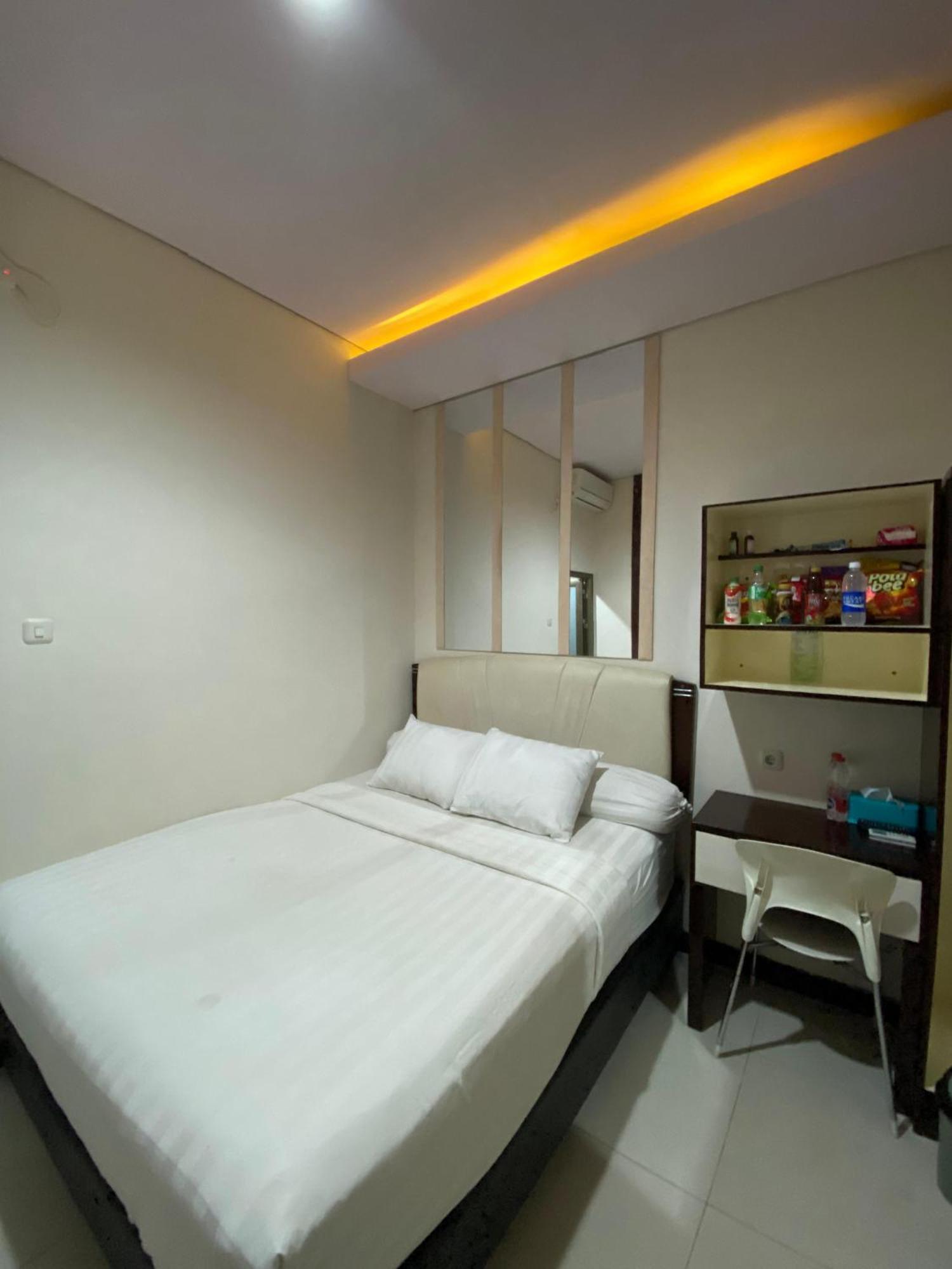 Dekost Madiun Hotell Exteriör bild