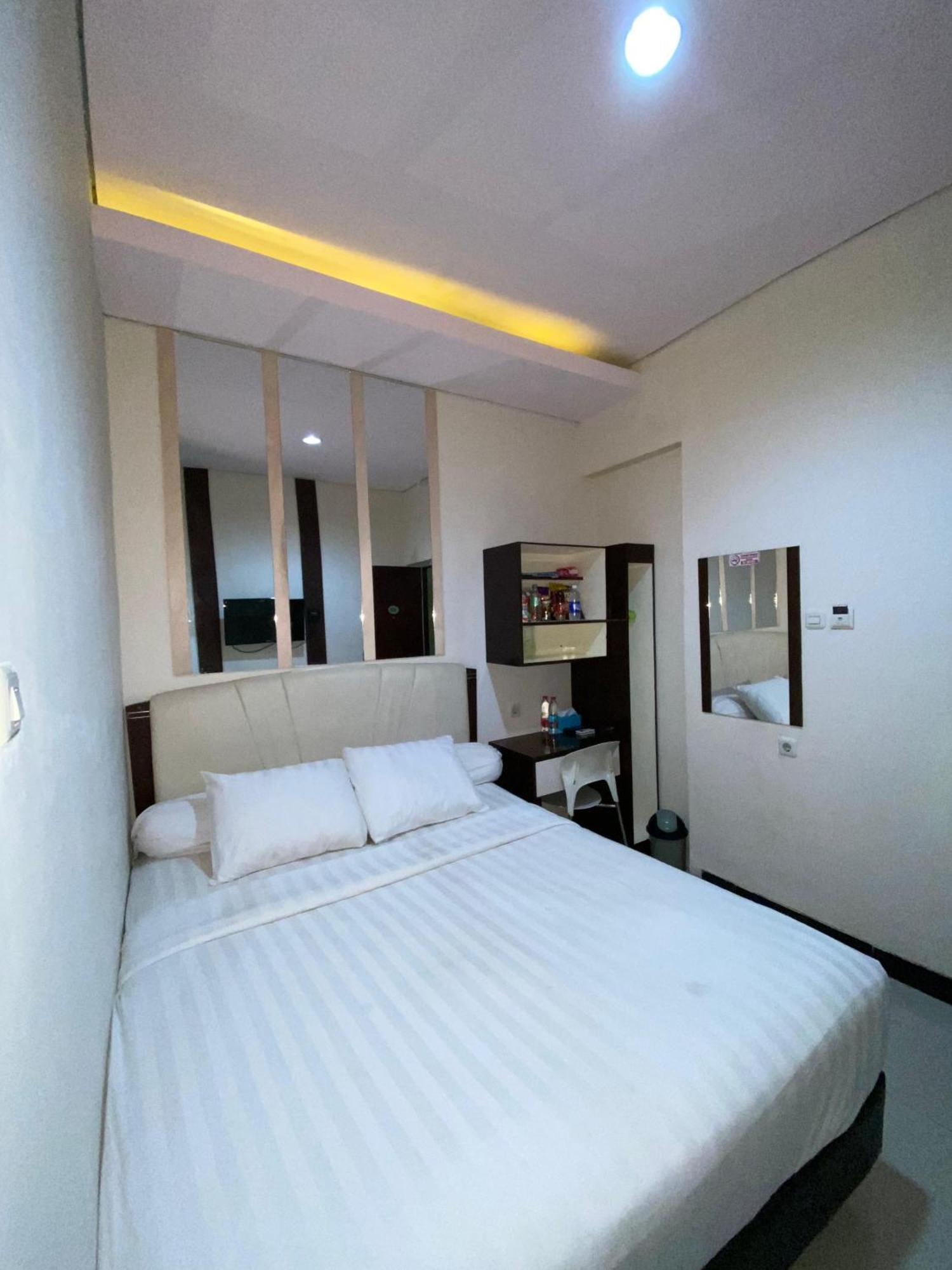 Dekost Madiun Hotell Exteriör bild