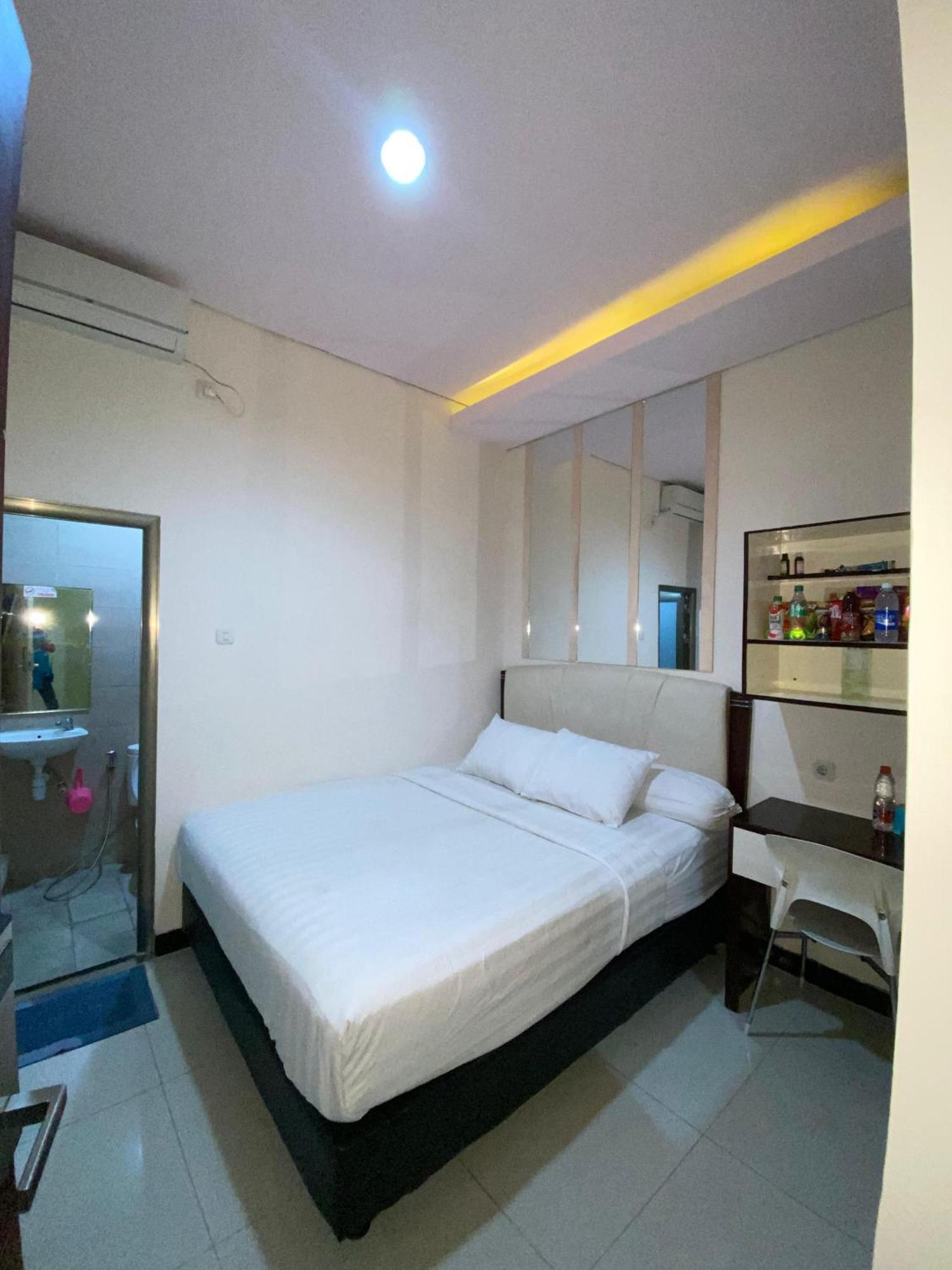 Dekost Madiun Hotell Exteriör bild